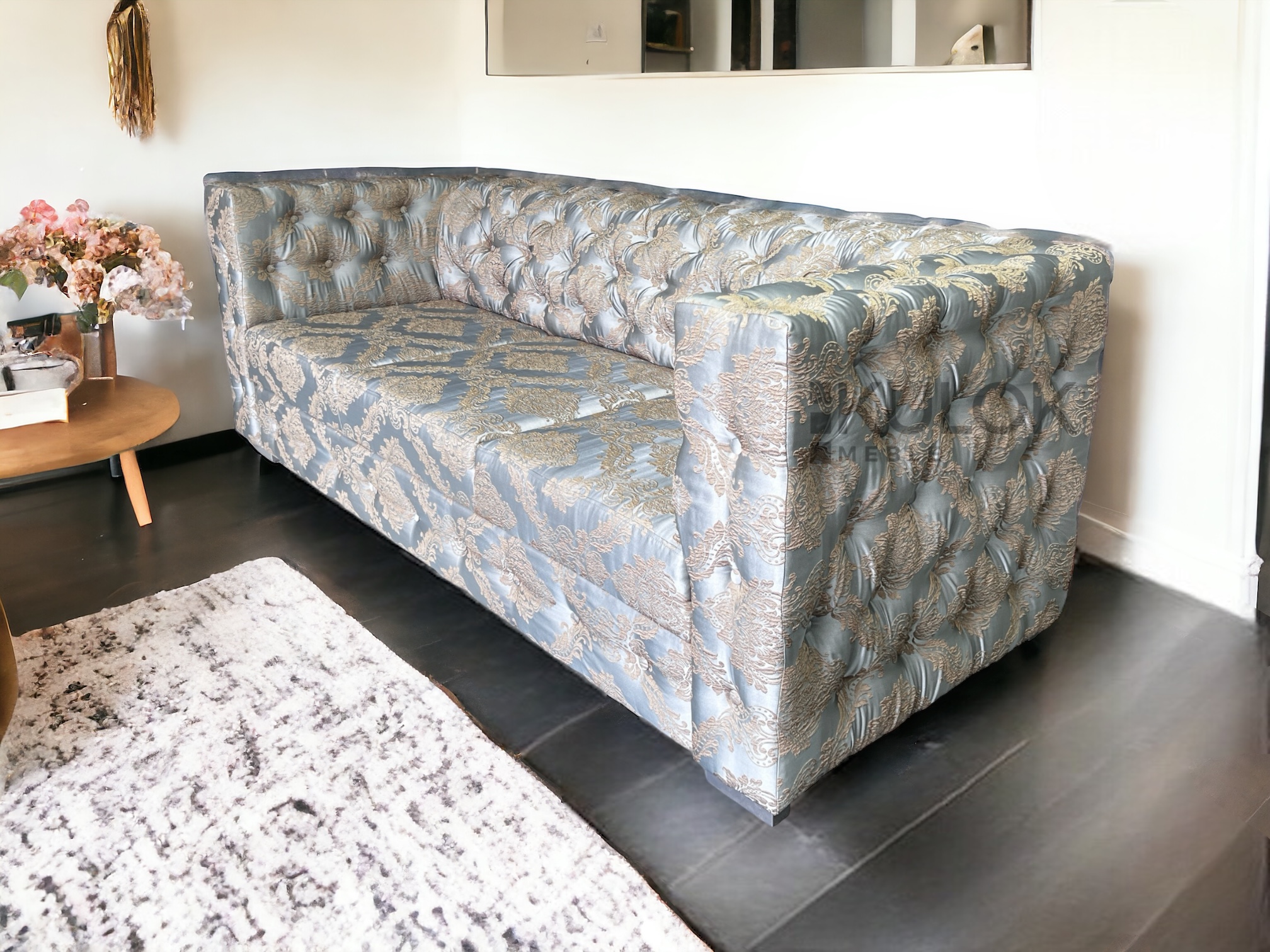 Sofa pikowana Manchester we wzorze barokowym tkaniny Rocco 636 srebro ze złotem